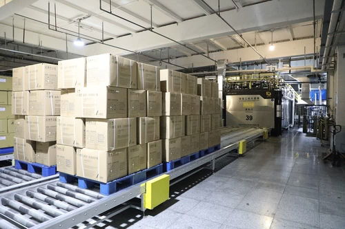 中國企業加速轉產防疫物資，全力支援一線抗疫防護服需求